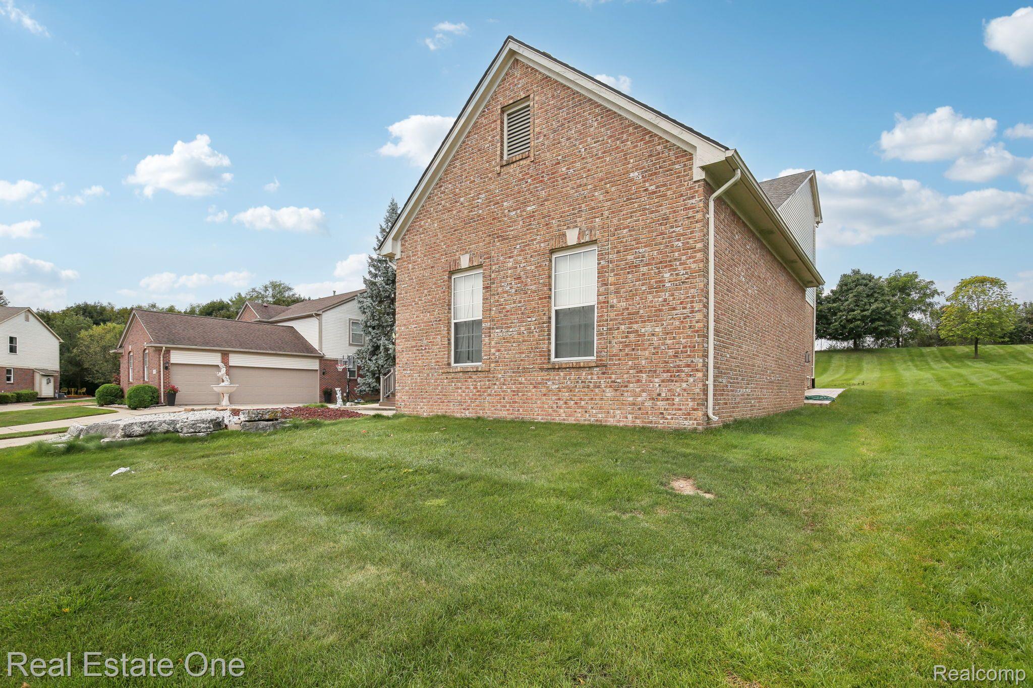 2772 Fox Woods Lane Rochester, MI 48307 - Photo 34 of 46 Gallery Image 34