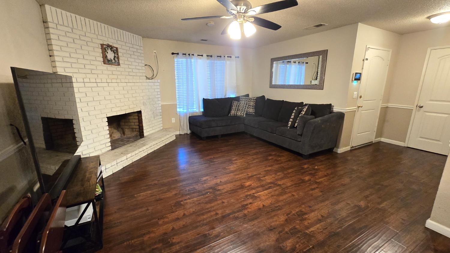 155 North Haney Avenue Reedley, CA 93654 - Photo 5 of 27 Living Room View 1 Entry