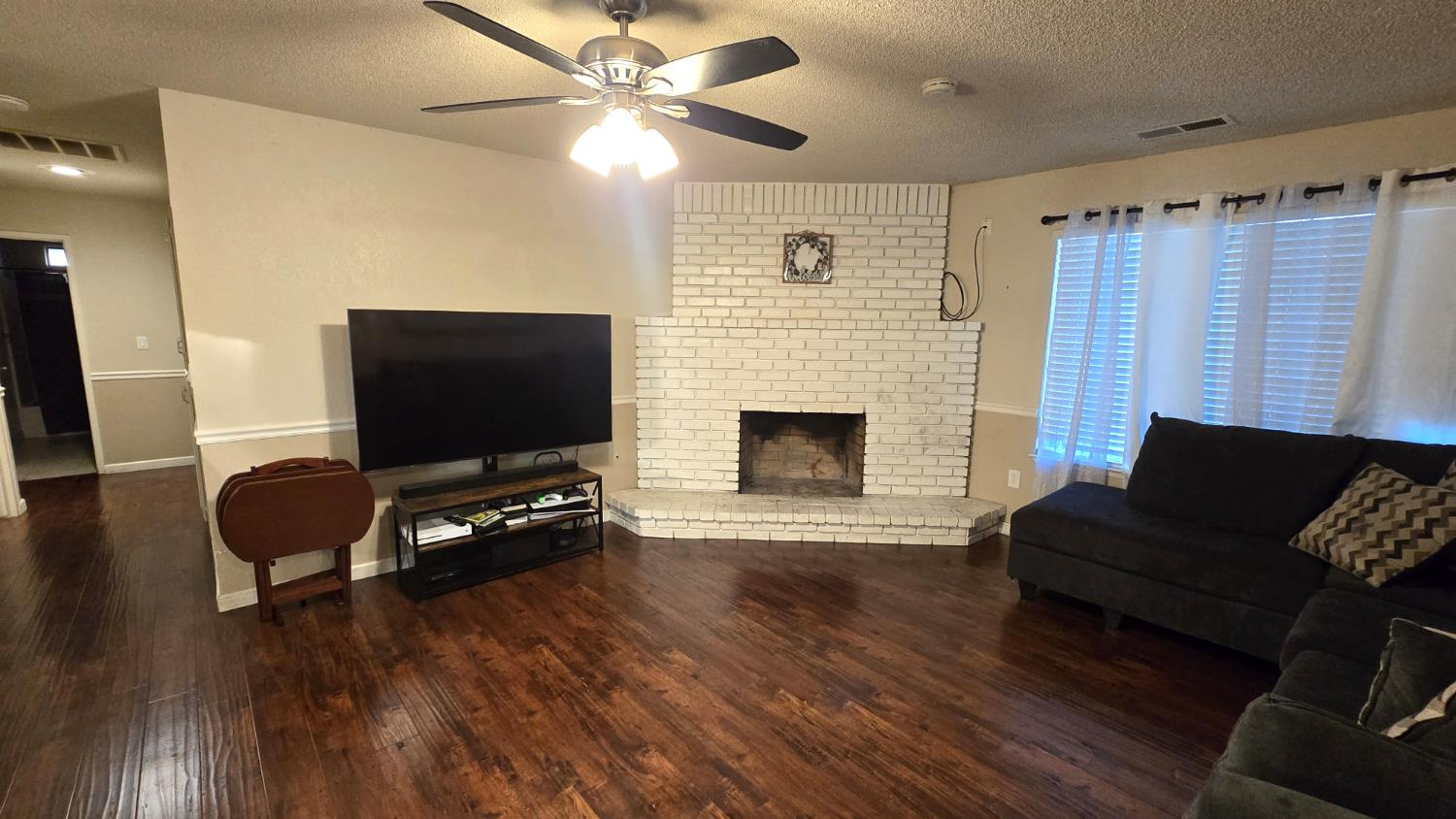 155 North Haney Avenue Reedley, CA 93654 - Photo 6 of 27 Living Room View 2