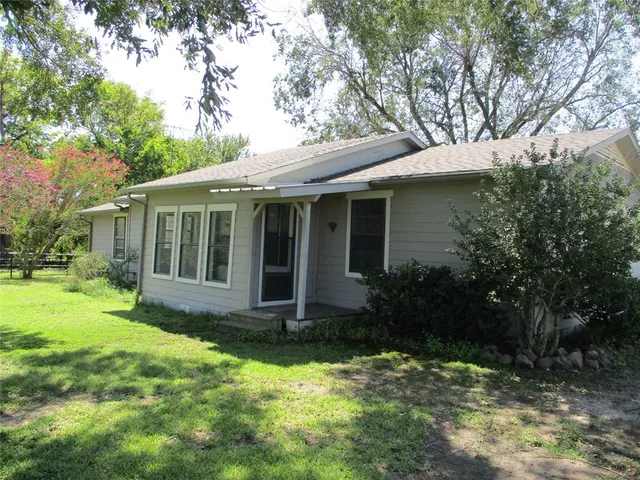 a view of a house with yard and garden