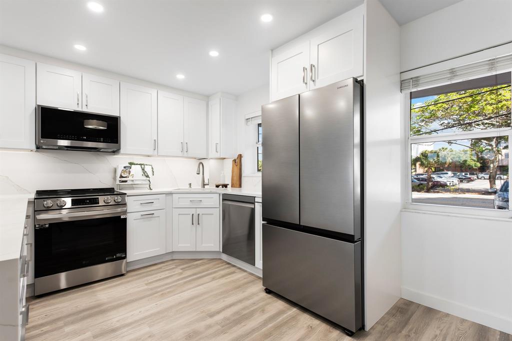 215 North Birch Road, Unit 1C Fort Lauderdale, FL 33304 - Photo 8 of 21 a kitchen with a refrigerator stove and microwave