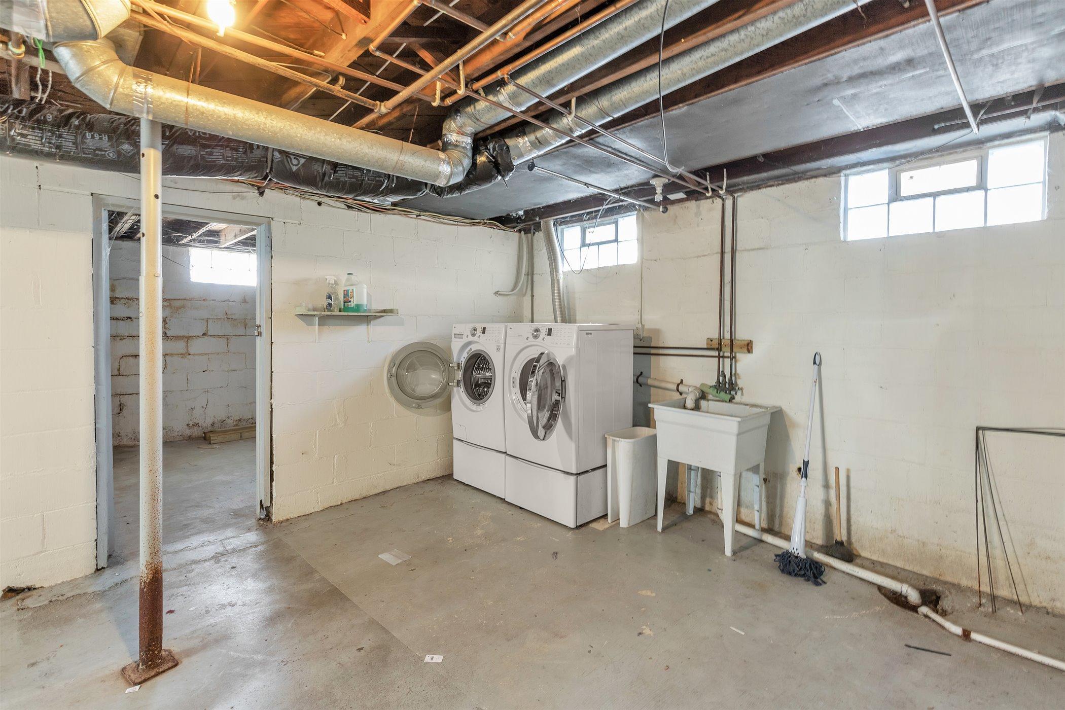 1515 Osborn Road Lansing, MI 48915 - Photo 29 of 32 Laundry