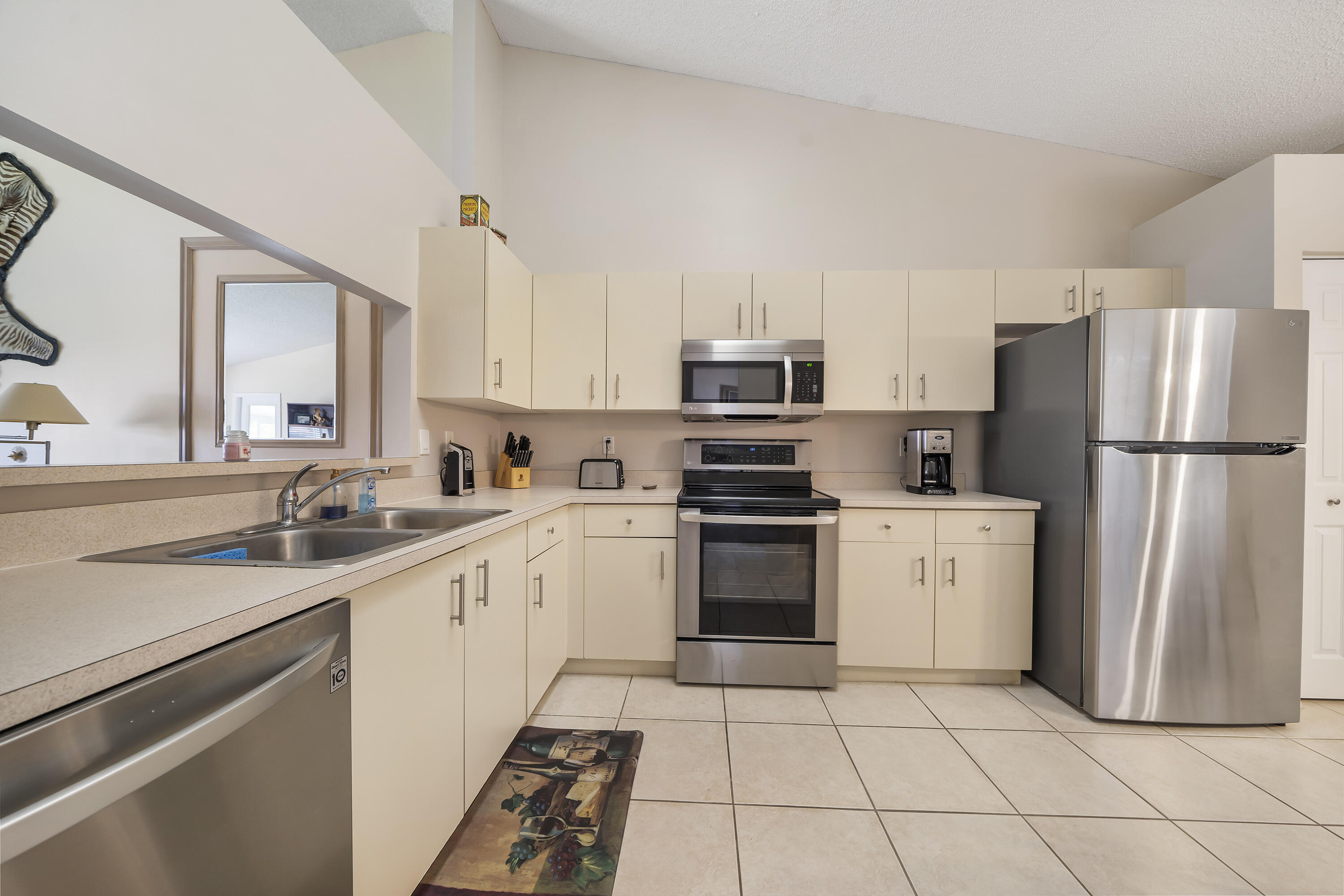 6090 Heliconia Road Delray Beach, FL 33484 - Photo 4 of 20 Kitchen