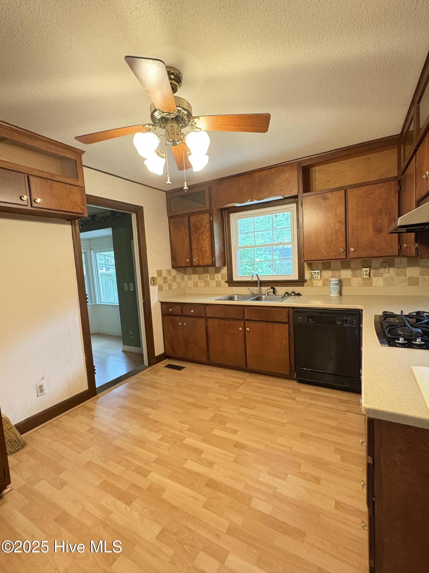 1102 Raleigh Rd Parkway West Wilson, NC 27896 - Photo 5 of 23 IMG_5241