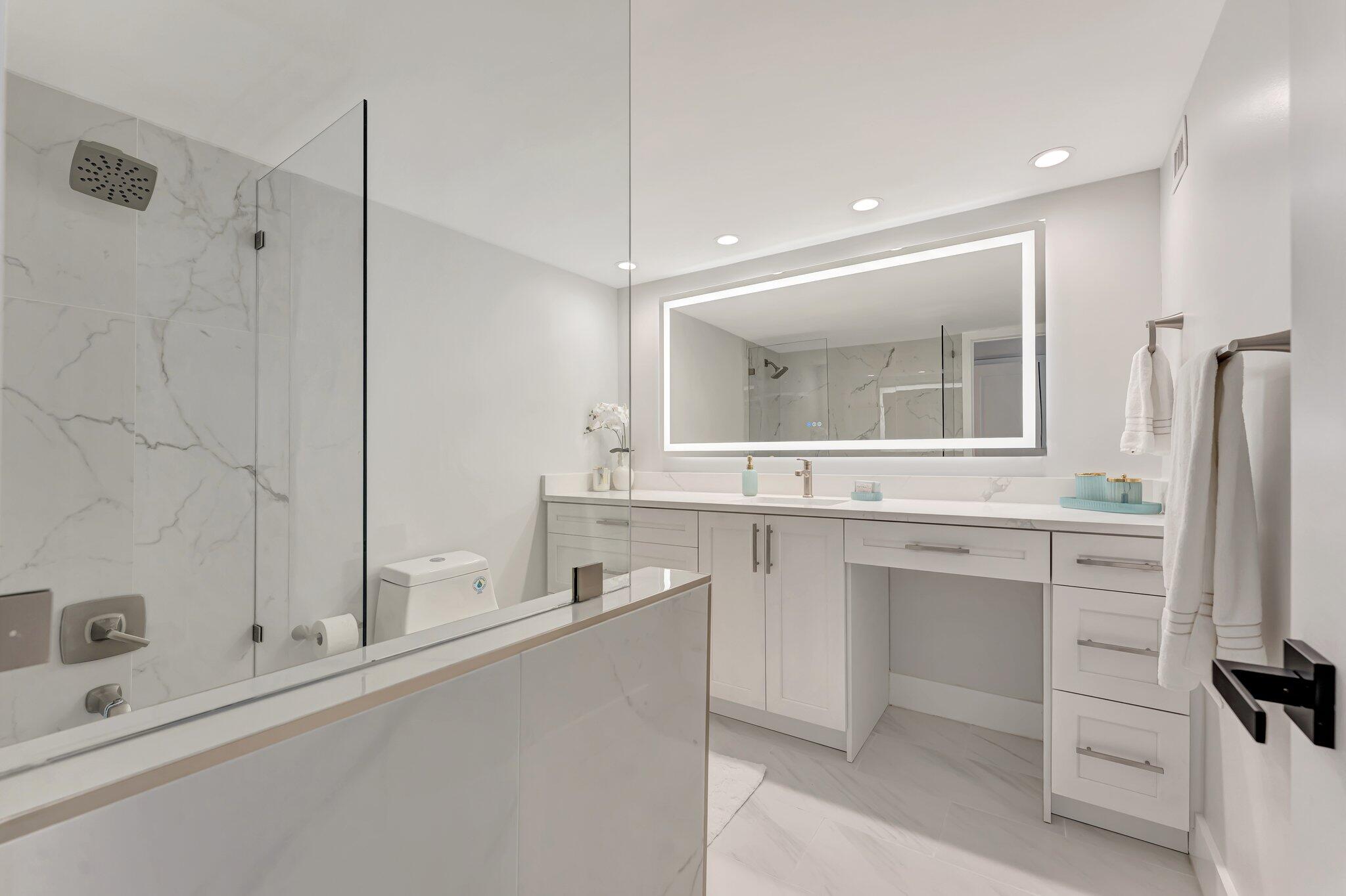 1180 South Ocean Boulevard, Unit 15B Boca Raton, FL 33432 - Photo 17 of 32 Primary Bathroom