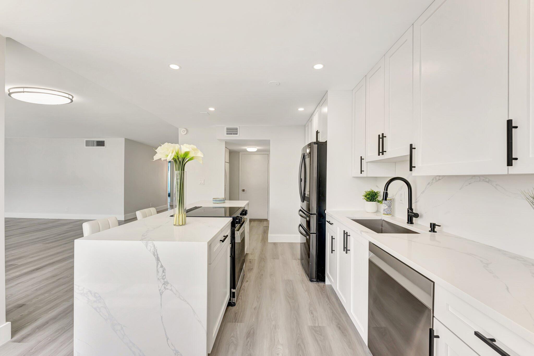 1180 South Ocean Boulevard, Unit 15B Boca Raton, FL 33432 - Photo 3 of 32 Kitchen