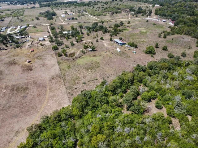 a view of a yard with a building