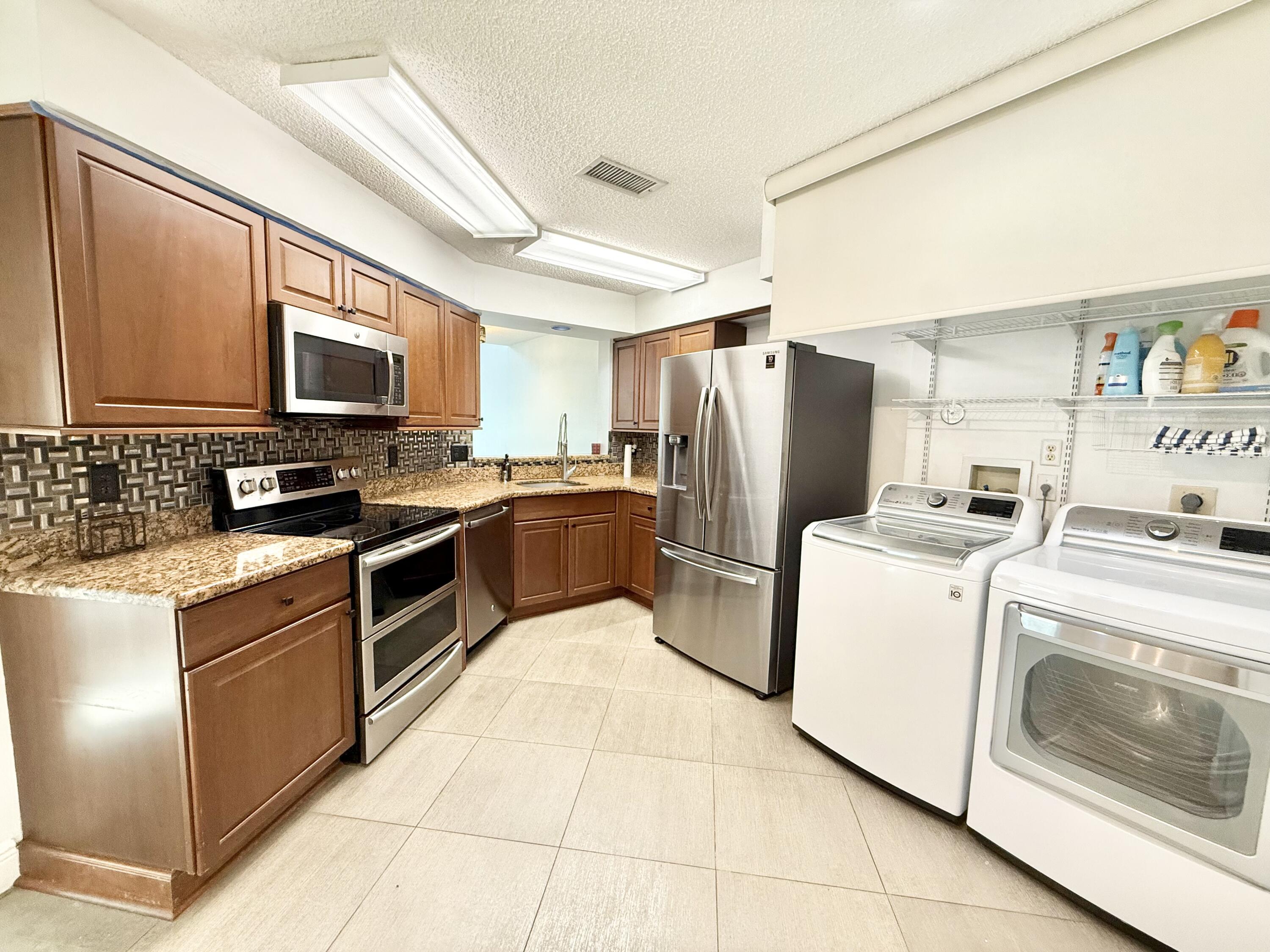 9190 Boca Gardens Parkway, Unit B Boca Raton, FL 33496 - Photo 4 of 35 SPACIOUS KITCHEN