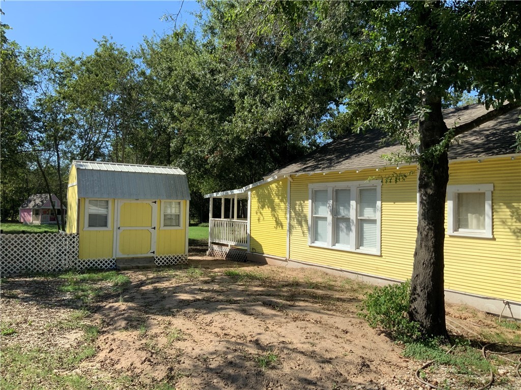 207 North Archer Street Groesbeck, TX 76642 - Photo 5 of 25 a front view of a house with a yard