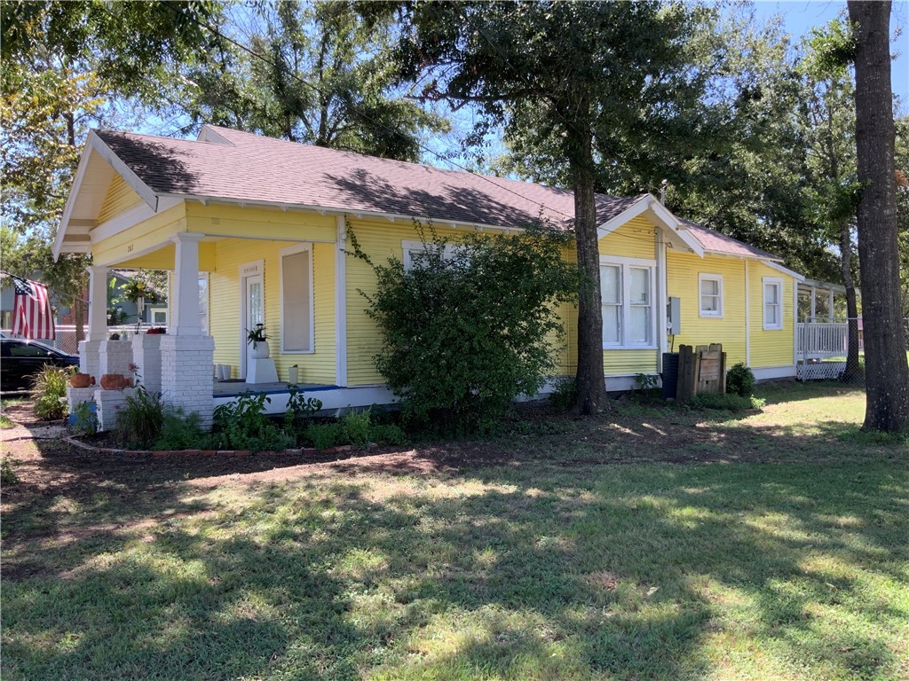 207 North Archer Street Groesbeck, TX 76642 - Photo 7 of 25 a view of a house with a yard