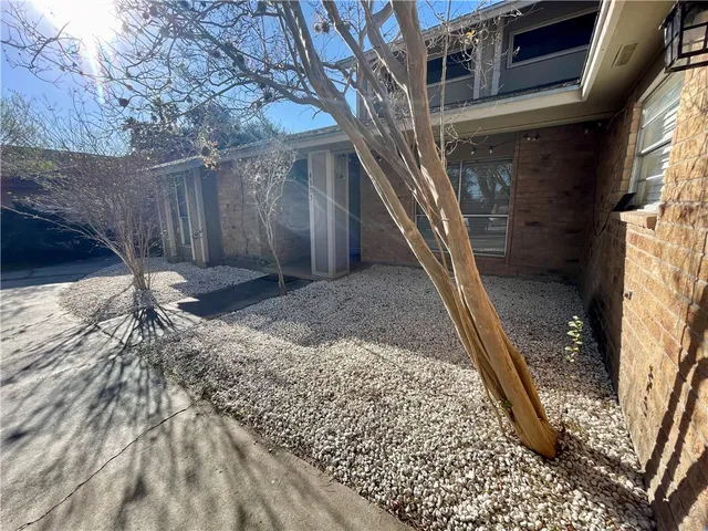 a view of a pathway of a house