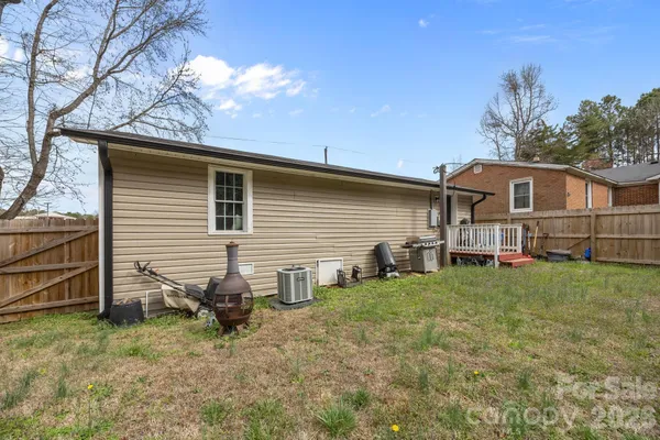 a view of a house with backyard