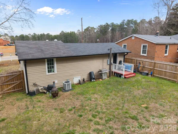 a view of a house with a backyard
