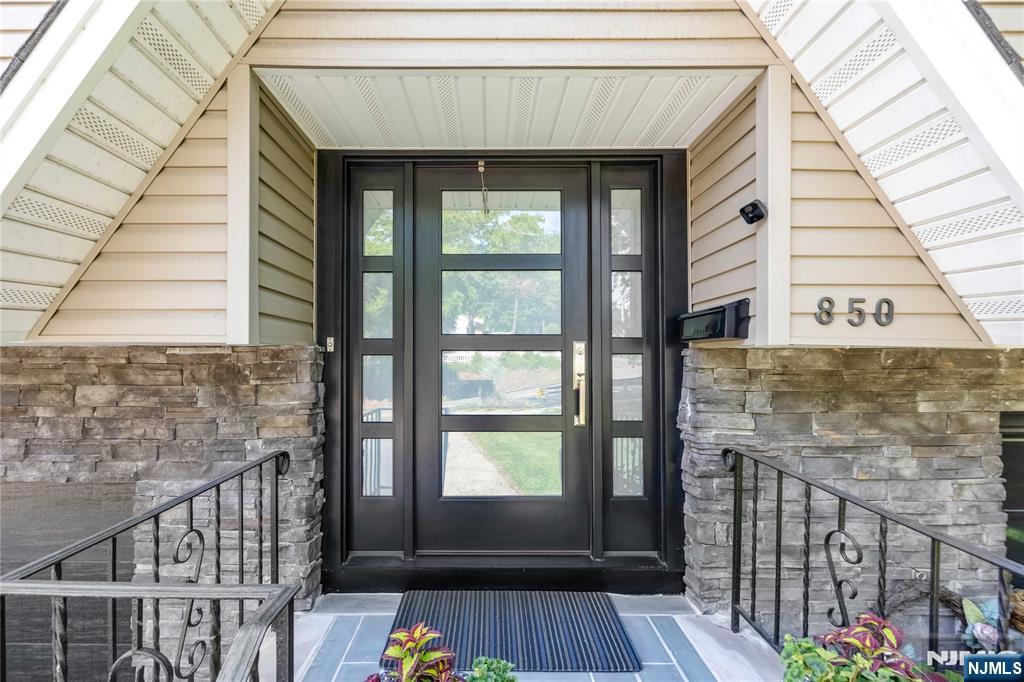 850 Edgewater Avenue Ridgefield, NJ 07657 - Photo 2 of 33