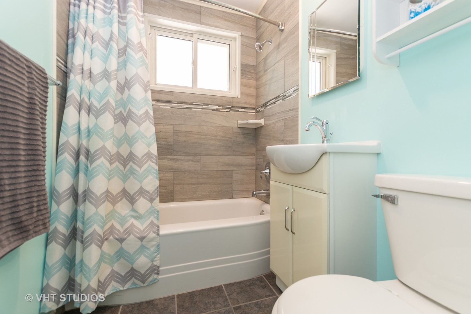 2233 Spruce Road Homewood, IL 60430 - Photo 14 of 17 a bathroom with a toilet and a bathtub