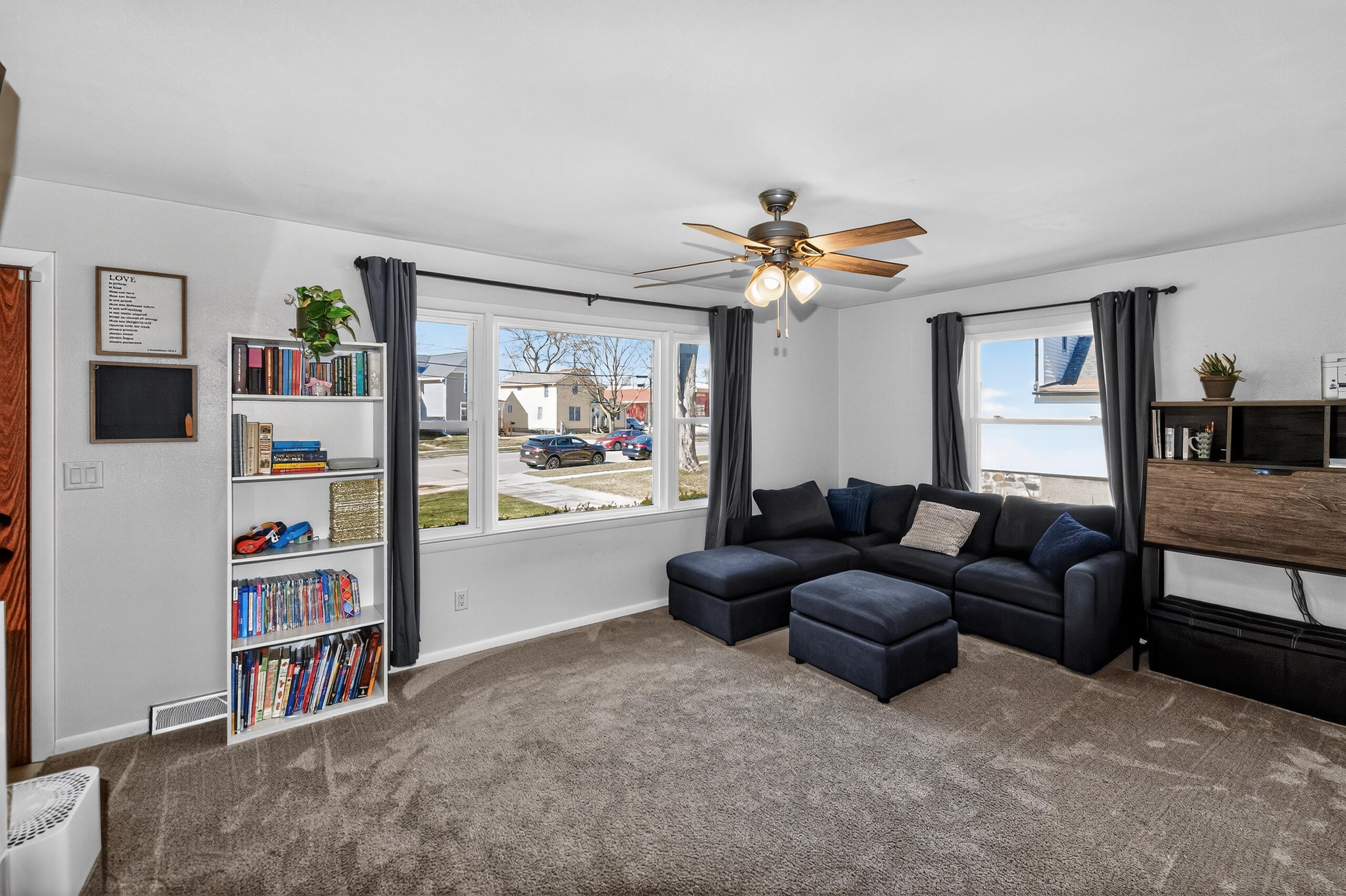 305 South Concord Road Oconomowoc, WI 53066 - Photo 5 of 31 Living Room