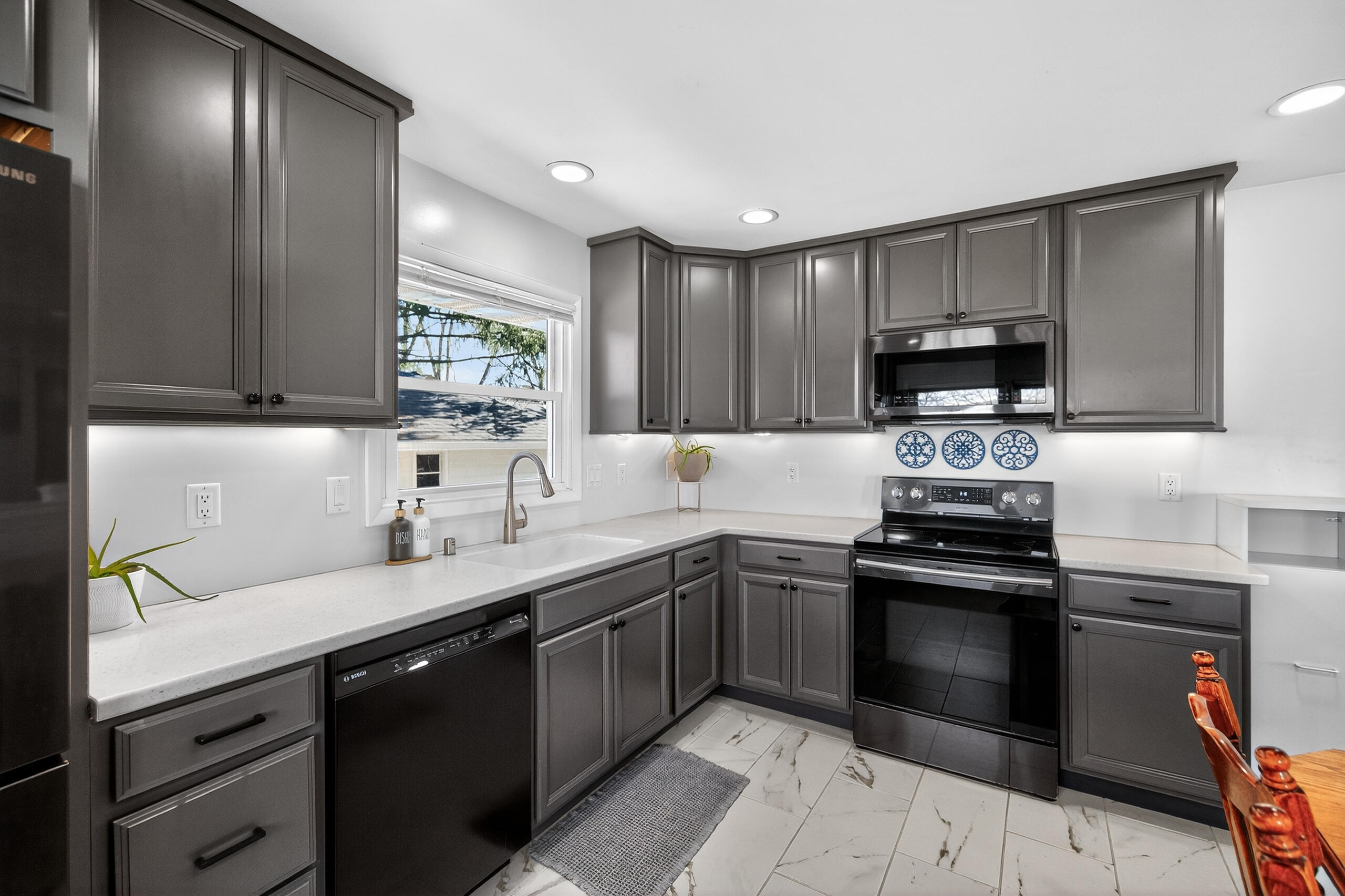 305 South Concord Road Oconomowoc, WI 53066 - Photo 10 of 31 Kitchen