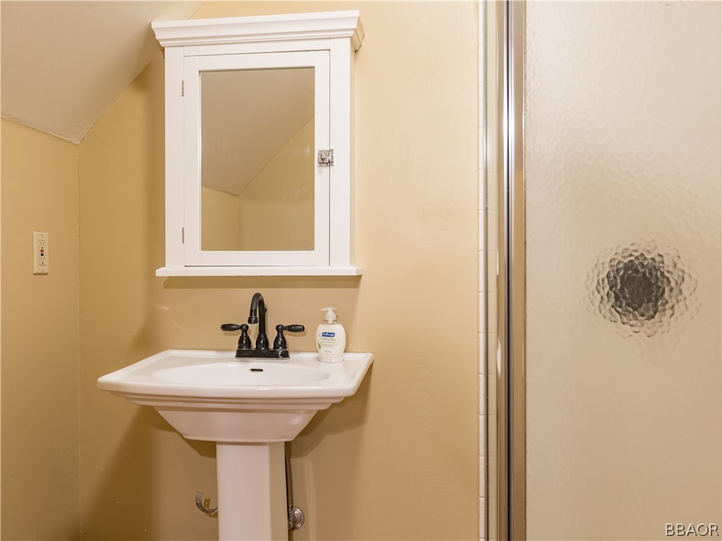 630 Summit Boulevard Big Bear Lake, CA 92315 - Photo 25 of 33 a bathroom with a sink and mirror