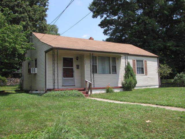 2035 Holley Road Roanoke, VA 24012 - Photo 3 of 14 IMG_6805