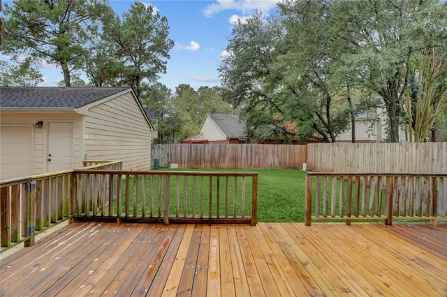 a view of a house with backyard