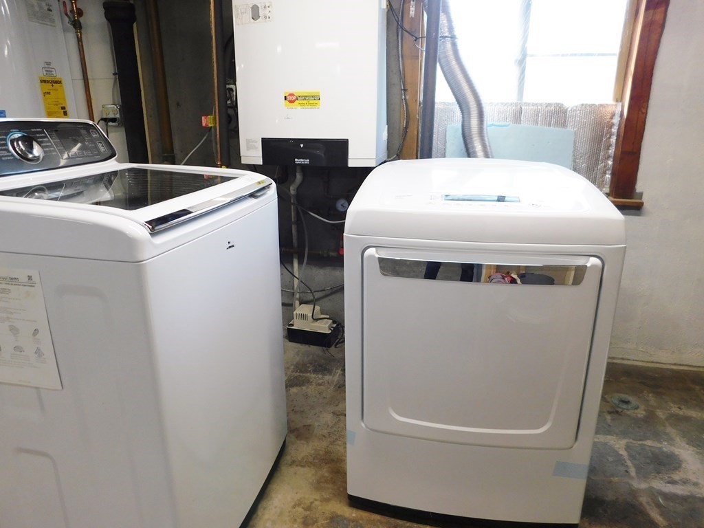 214 Hartwick Street Springfield, MA 01108 - Photo 18 of 25 a utility room with dryer and washer