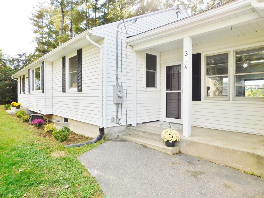 214 Hartwick Street Springfield, MA 01108 - Photo 2 of 25 a view of a house with yard