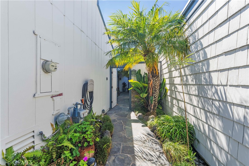 4574 Gateshead Oxnard, CA 93035 - Photo 9 of 70 Private and Bright breezeway entering your secluded interior patio