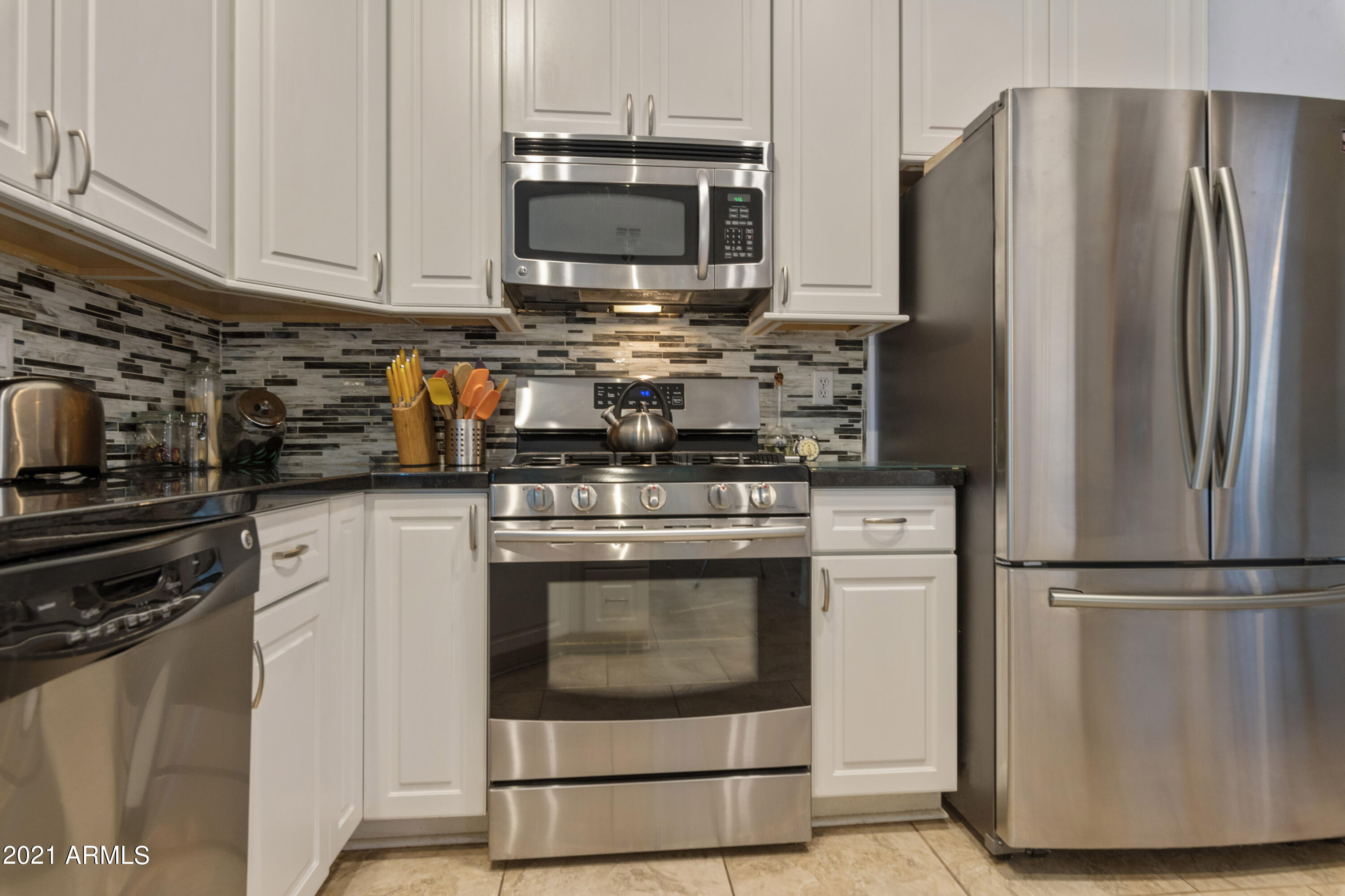 79 West Del Rio Street Gilbert, AZ 85233 - Photo 10 of 27 Kitchen Features SS Appliances