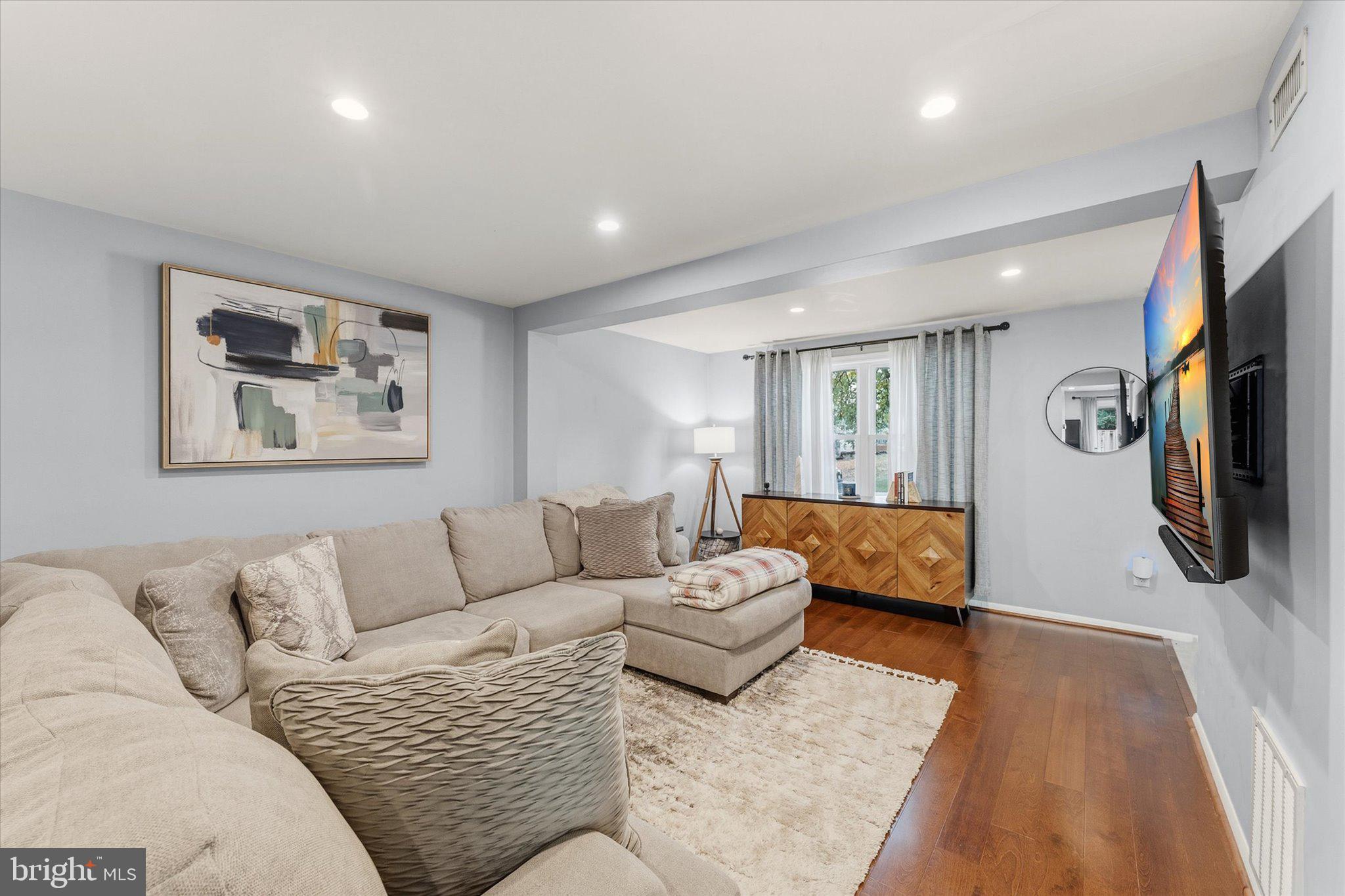 8794 Newington Commons Road Lorton, VA 22079 - Photo 7 of 29 Gallery Image 7