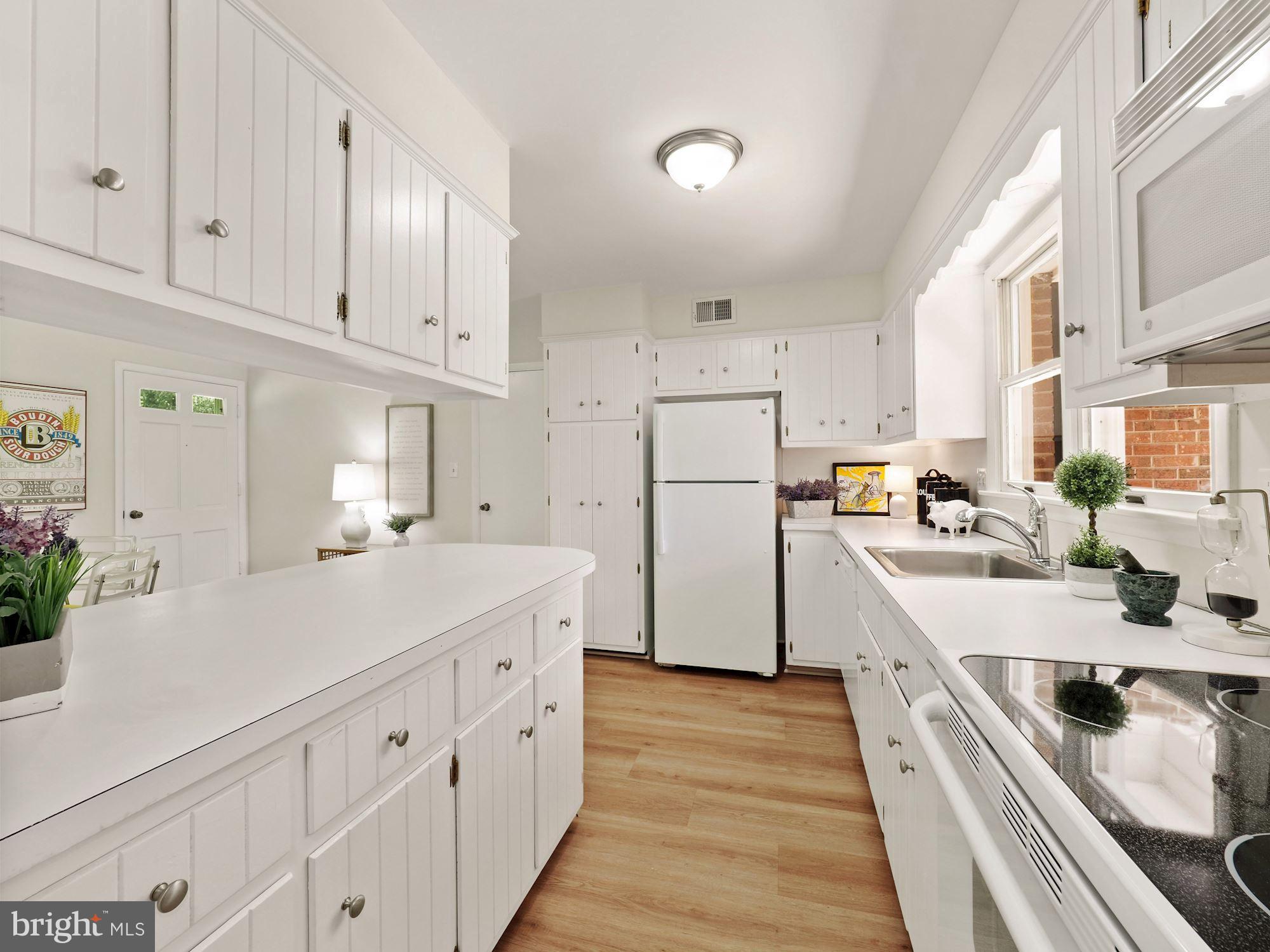 12613 Deoudes Road Boyds, MD 20841 - Photo 14 of 32 LOADS OF CABINET SPACE