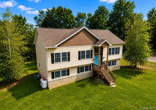$600,000 | 9 Jake Henry Drive, Marlboro, NY 12542
