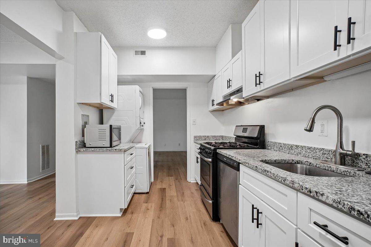 11805 Breton Court, Unit 1A Reston, VA 20191 - Photo 13 of 22 Updated kitchen