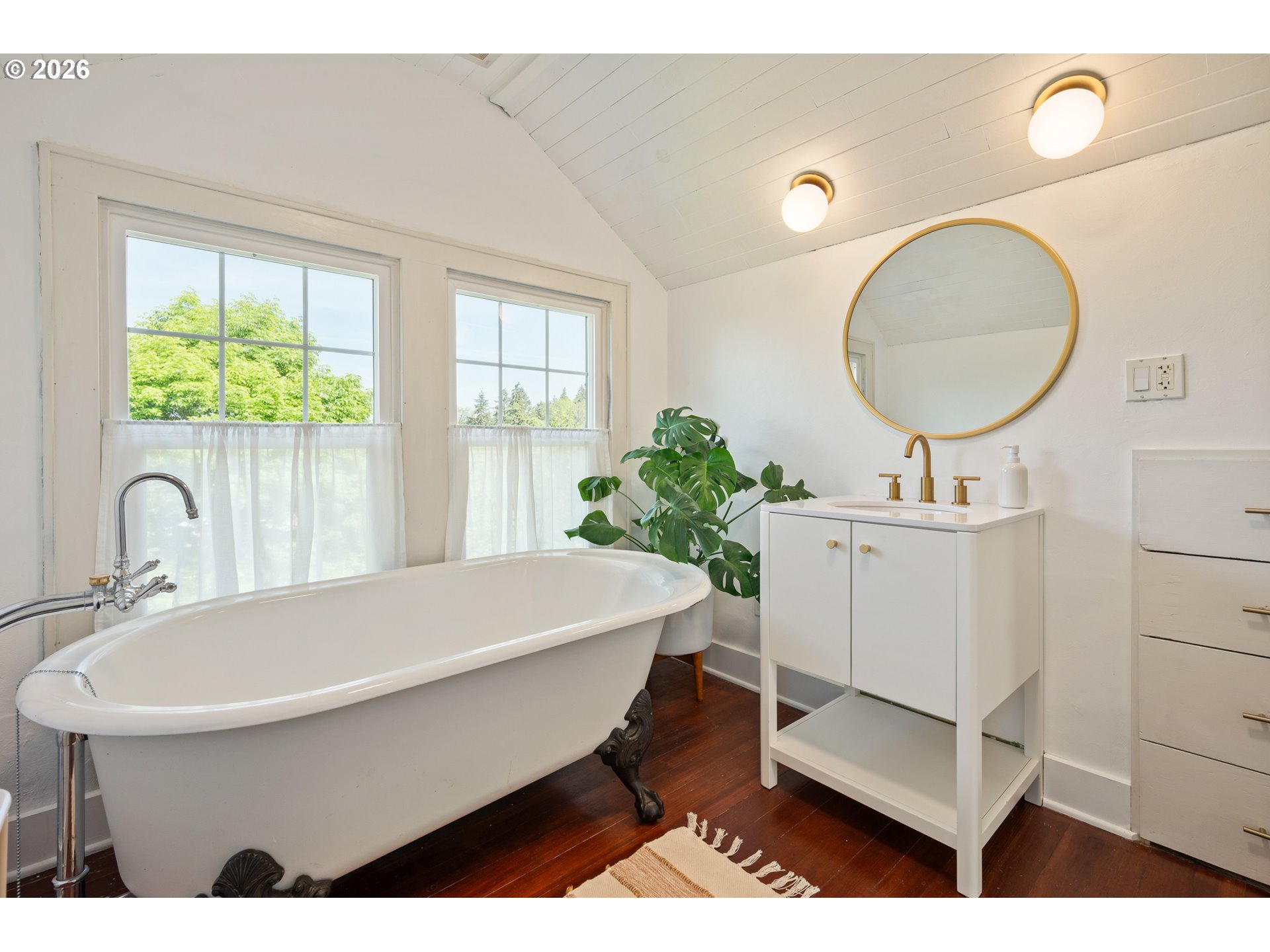 2219 City View Street Eugene, OR 97405 - Photo 25 of 48 a bathroom with a sink a mirror and a bathtub