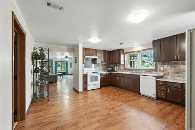 $257,500 | 522 North Main Street, Topeka, IN 46571