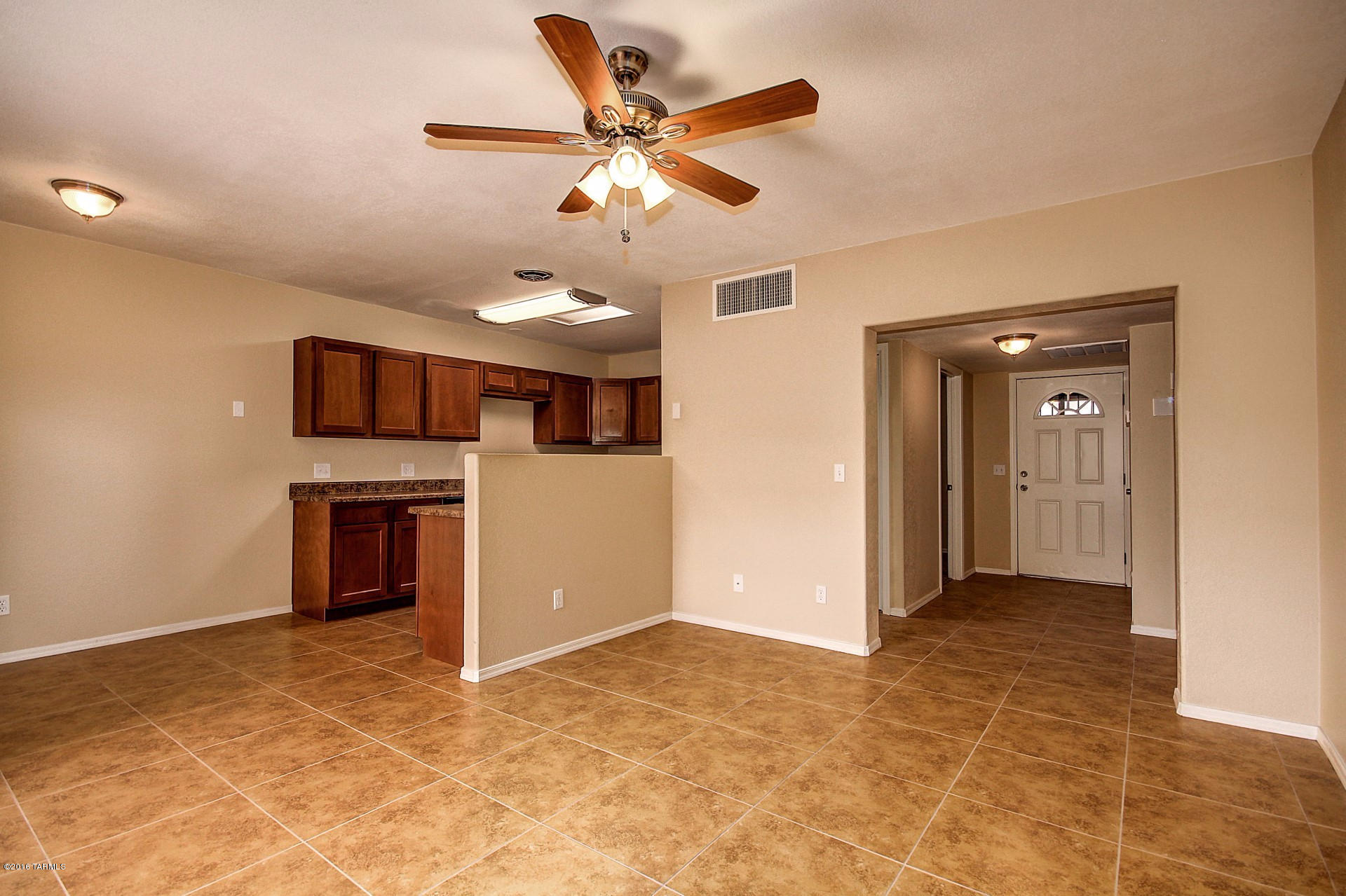 302 West King Road Tucson, AZ 85705 - Photo 8 of 26 a view of a livingroom with a kitchen