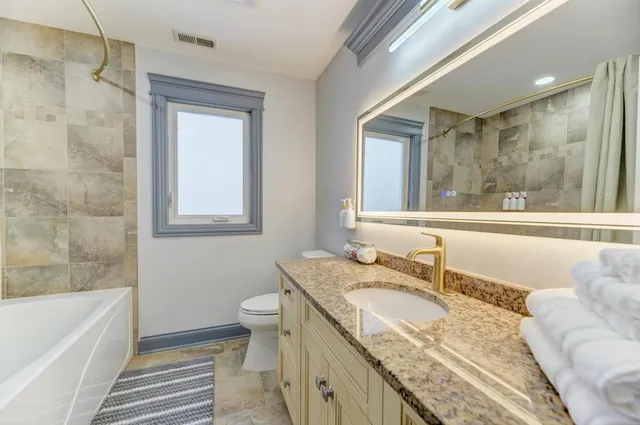 $1,200,000 | 3231 North Octavia Avenue, Chicago, IL 60634