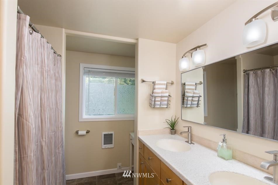 744 Miller Road Sequim, WA 98382 - Photo 25 of 40 a bathroom with 2 sink tub and a mirror