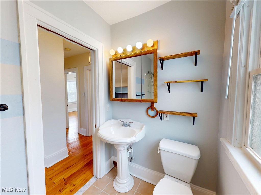 1076 Rushleigh Road Cleveland Heights, OH 44121 - Photo 18 of 27 Second floor full bath