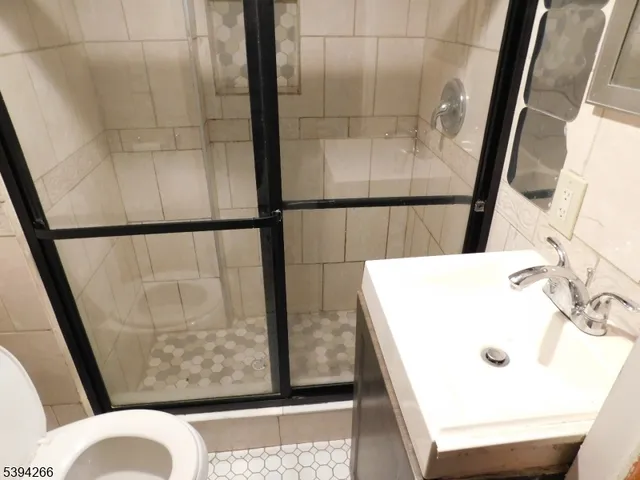 a view of entryway with window