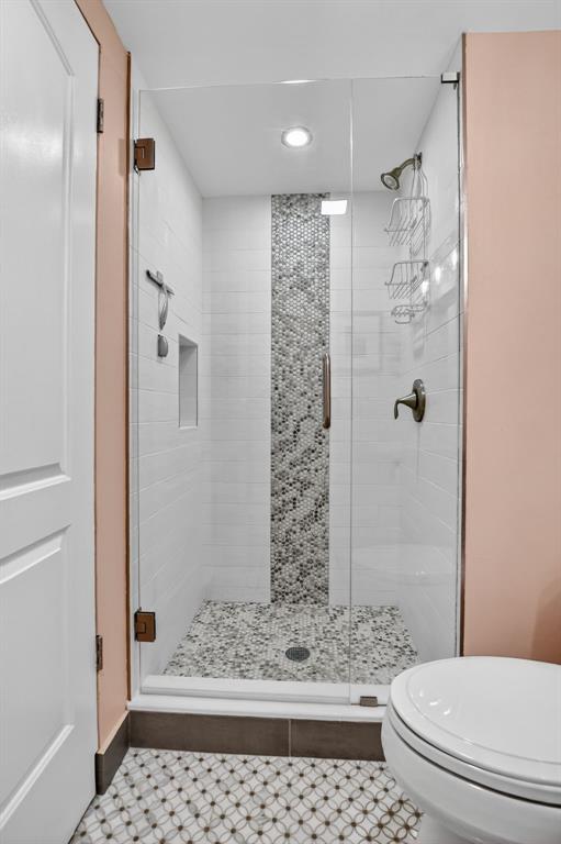 21219 Lago Circle, Unit J5 Boca Raton, FL 33433 - Photo 31 of 46 a bathroom with a toilet and shower