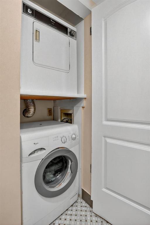 21219 Lago Circle, Unit J5 Boca Raton, FL 33433 - Photo 32 of 46 a utility room with dryer and washer