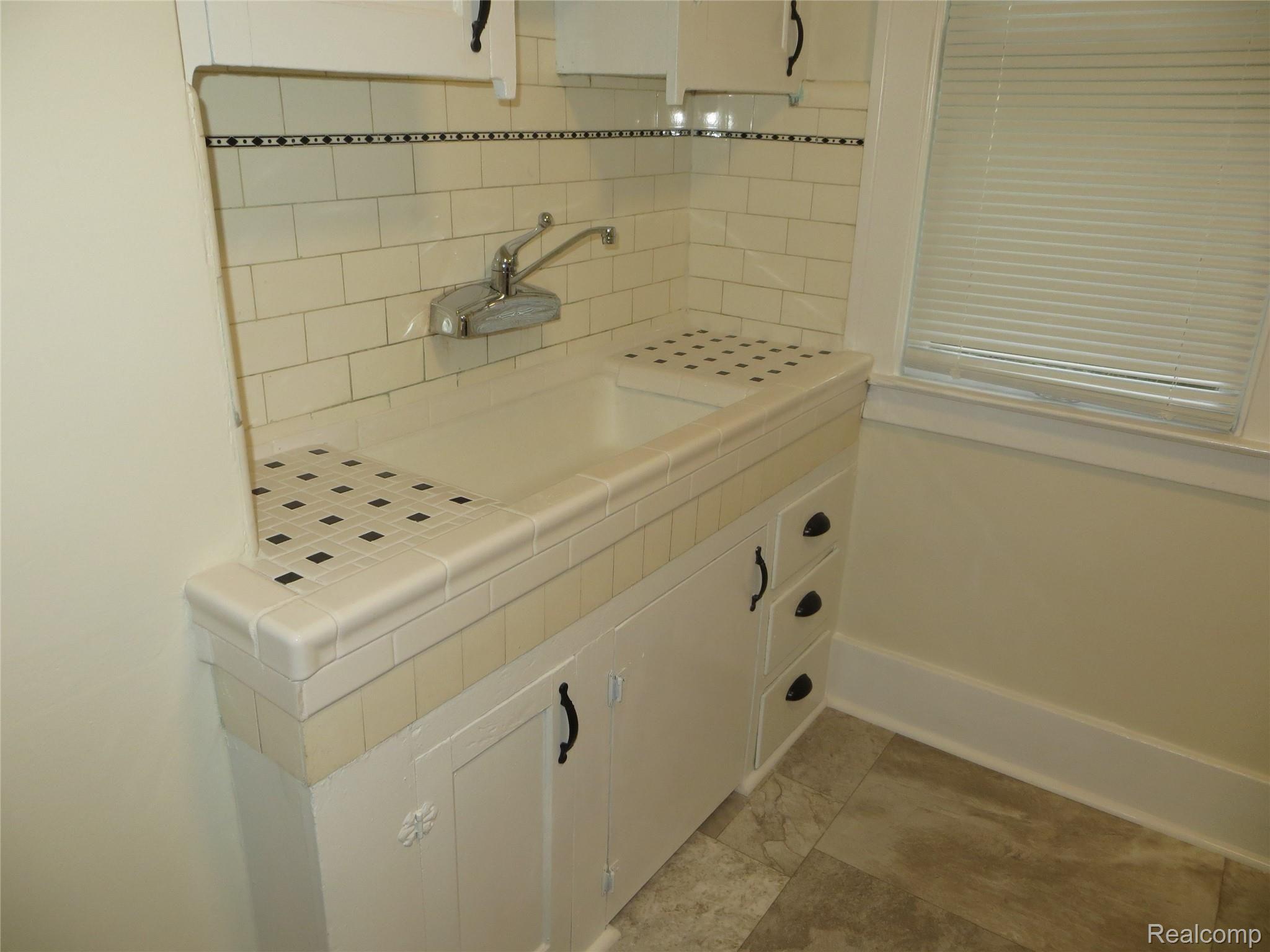 23053 Rausch Avenue Eastpointe, MI 48021 - Photo 26 of 53 IMG_1780.JPG