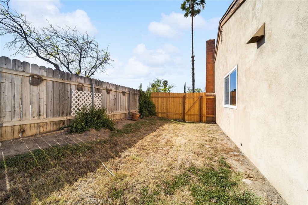 3151 Neptune Drive Riverside, CA 92503 - Photo 29 of 40 Sideyard