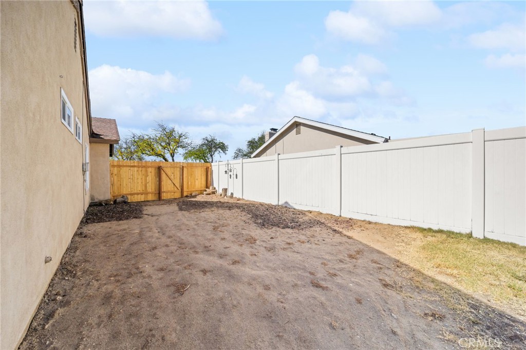 3151 Neptune Drive Riverside, CA 92503 - Photo 32 of 40 Sideyard