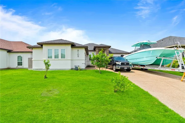 a view of a house with a yard