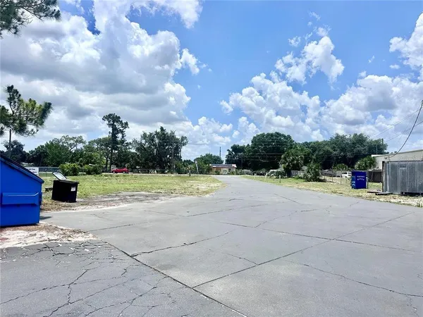 a view of a backyard
