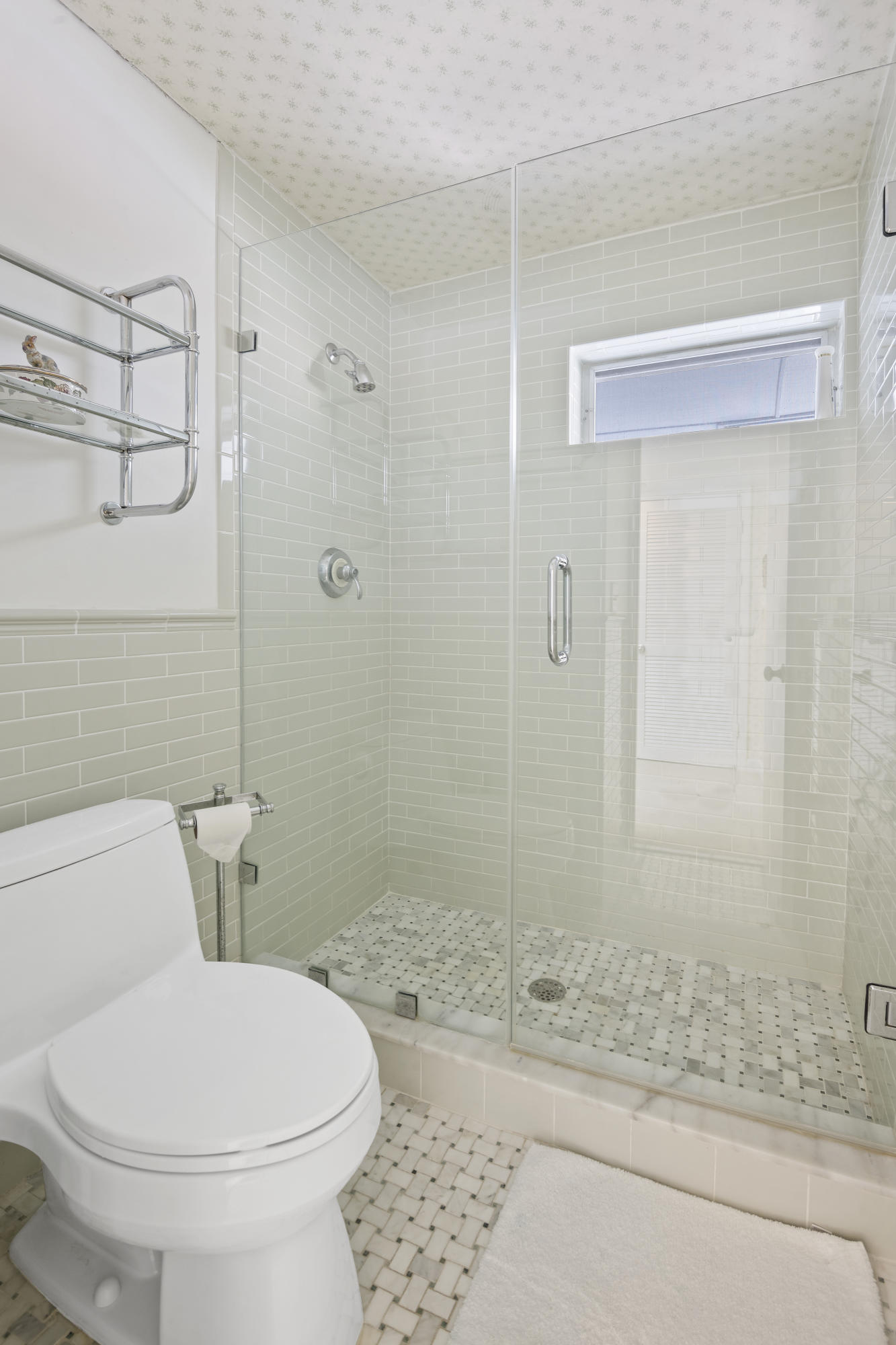 8 Exuma Road Key Largo, FL 33037 - Photo 14 of 29 Guest bathroom