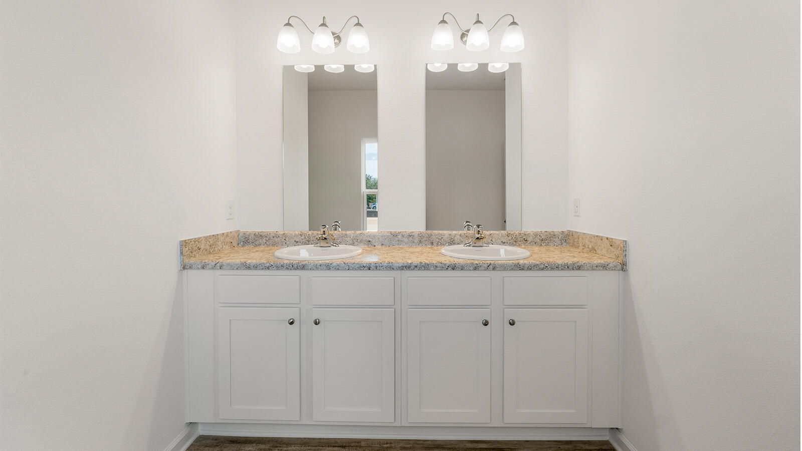 81 Bluebeech Street Freeport, FL 32439 - Photo 9 of 40 81_Bluebeech_Street_9_Primary_Bathroom