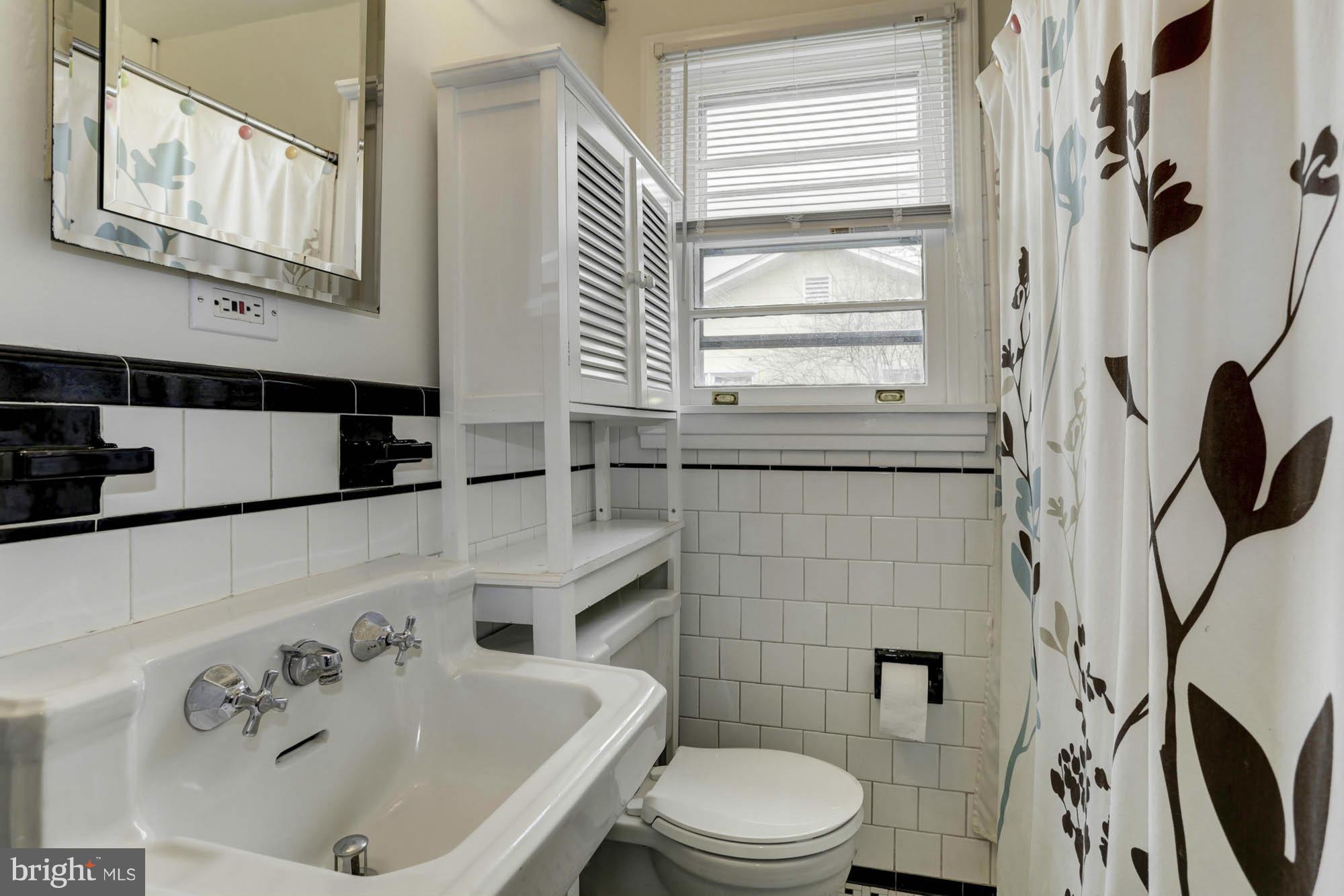 213 Gibson Road Annapolis, MD 21401 - Photo 22 of 30 Attractively Appointed Full Bath