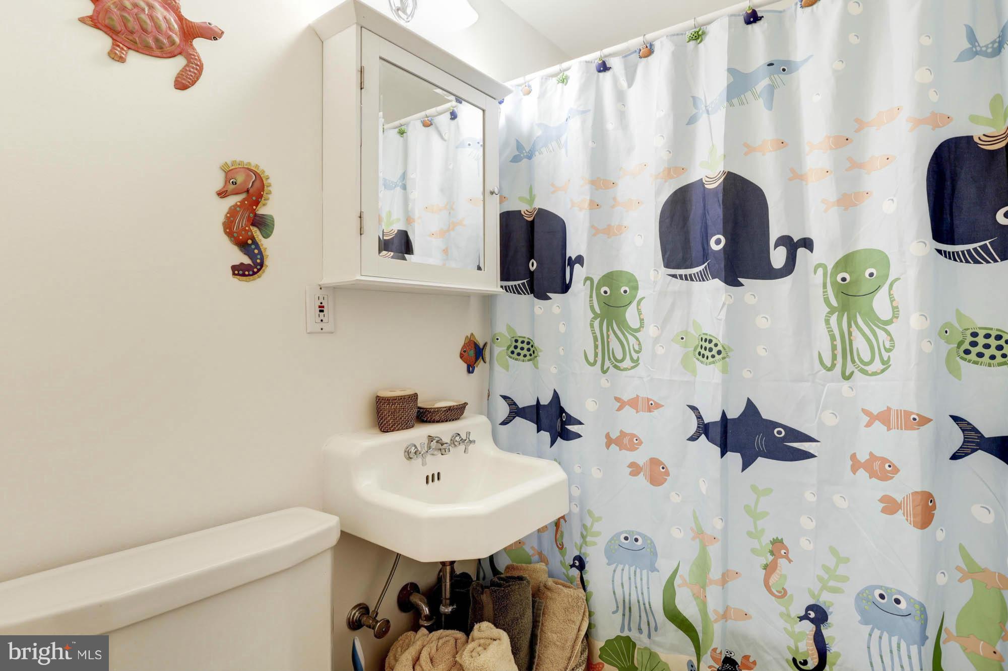 213 Gibson Road Annapolis, MD 21401 - Photo 26 of 30 Attractively Appointed Shared Full Bath